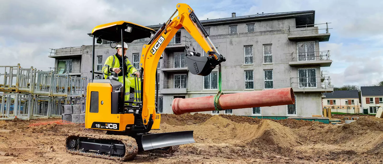Location JCB 18Z-1 — mini-pelle 1 851 kg en action sur chantier